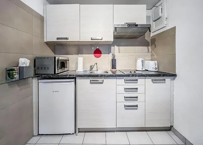 Quiet & Comfy On Av Du Casino