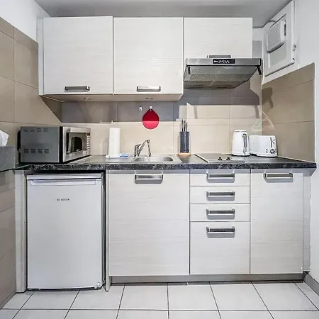 Quiet & Comfy On Av Du Casino